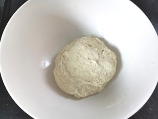 3、培根披萨,揉成面团