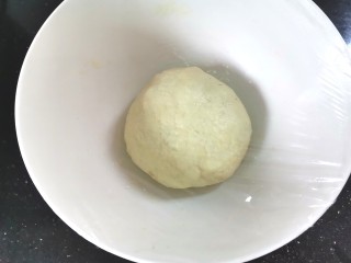 5、培根披萨,盖上保鲜膜醒发至两倍大