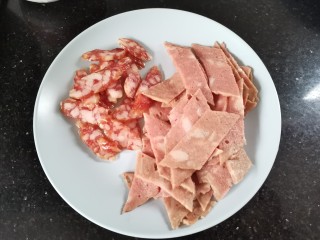 6、培根披萨,腊肠切片，培根切小段