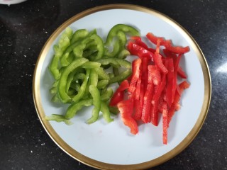 7、培根披萨,青红椒切丝