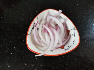 8、培根披萨,洋葱切丝