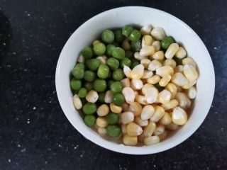 9、培根披萨,青豆玉米粒洗净