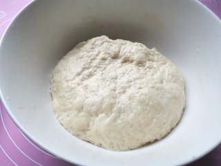 10、培根披萨,醒发好的面团揉至排气