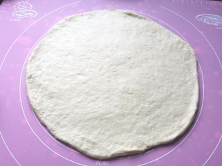 11、培根披萨,用擀面杖擀成披萨盘大小