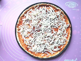 15、培根披萨,散上一层芝士