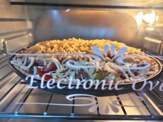 17、培根披萨,放入烤箱上下180度烤20分钟