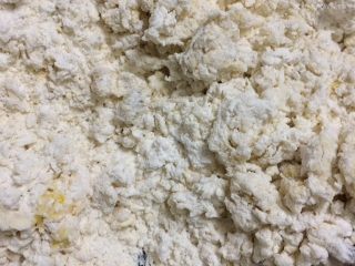 3、油条#挑战鸡蛋的100种做法#,一边拌面一边加牛奶，要慢慢加温开水，面要醒软一点，炸出的油条外脆内软，面醒得硬，炸出的油条硬硬的像棍子一样，吃不了