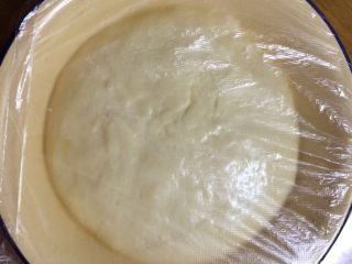 4、油条#挑战鸡蛋的100种做法#,把面醒好了，做成面团，在面团上抹上油，用保鲜膜封好，等面团发酵到两培大（大概要一个小时），用手搓排气，搓到面团把油吸完为止，继续做成面团，放到盘中，盘的底面和四周要抹上油，防沾盘，面团上面抹少许油，盖上保鲜膜膜，静面十分钟，然后放到冰箱保鲜发面一个晩上