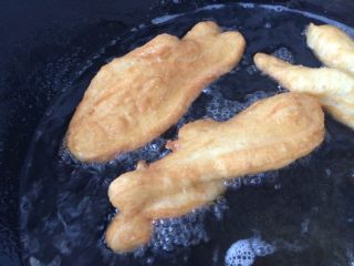 11、油条#挑战鸡蛋的100种做法#,炸到金黄时就捞出