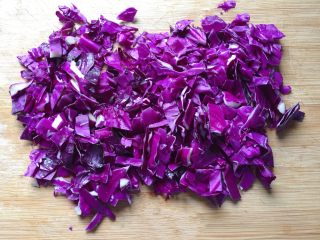 1、蓝天白云馒头,先将紫甘蓝清洗干净，切成小碎片。