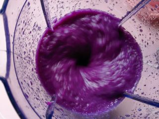 2、蓝天白云馒头,然后放入料理机中榨取汁液。