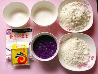 3、蓝天白云馒头,准备好所有的食材。