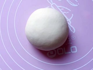 8、蓝天白云馒头,和白色面团：将面粉和白糖拌匀，加入酵母水（酵母粉加入温水中搅匀融化），边加边用筷子搅拌成絮状。再用手和成软硬适中的面团，盖上保鲜膜放温暖处发酵至2倍大。