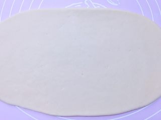 10、蓝天白云馒头,将发酵好的面团分别排气揉匀后，白色面团预留一小块，其余的用擀面杖擀开成长方形。