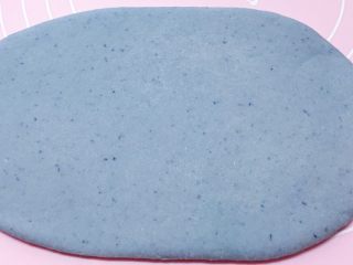 11、蓝天白云馒头,蓝色面团也同样擀成和白色面片差不多大的长方形。