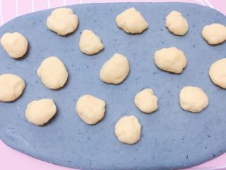 12、蓝天白云馒头,然后把预留的白色面团揪成小块，摆放在蓝色面片上。