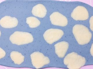 13、蓝天白云馒头,用擀面杖把小云朵压平。