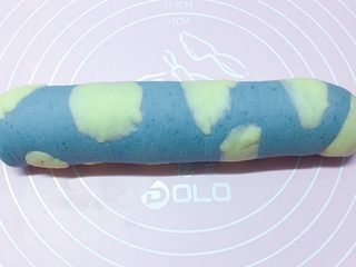 15、蓝天白云馒头,从一端卷起来，卷好成筒状。