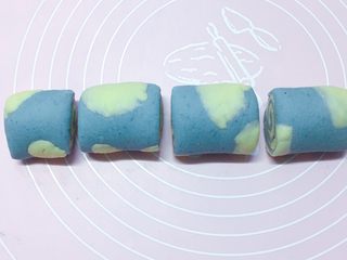 16、蓝天白云馒头,再用刀切成小段。