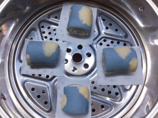 17、蓝天白云馒头,做好的蓝天白云馒头进行二次发酵，观察馒头的体积变大，且表面有蓬松起发状态时，上锅蒸制，上汽后蒸15分钟左右，关火焖5分钟即可。