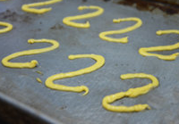 10、天鹅泡芙,为了防止天鹅脖子做坏，必须挤上满满一烤盘才能挑选出最中意的几个哦。