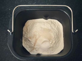 1、香甜小面包#面团的发酵之旅#,除盐和黄油以外，所有的食材混合。