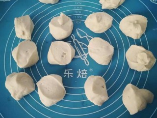 6、香甜小面包#面团的发酵之旅#,面团取出排气分割成等量的小剂子。