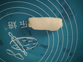 9、香甜小面包#面团的发酵之旅#,卷起来，一次类推，做好其它的面剂子。