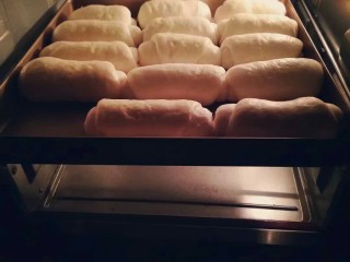 12、香甜小面包#面团的发酵之旅#,预热烤箱180度上下火，中层二十分钟，中途加盖锡纸。