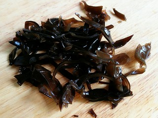 2、麻辣鸡丝,木耳切丝。