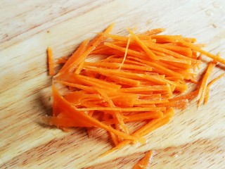 4、麻辣鸡丝,胡萝卜切丝。