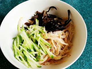 5、麻辣鸡丝,把鸡丝、木耳丝、黄瓜丝、胡萝卜丝放入大碗里。