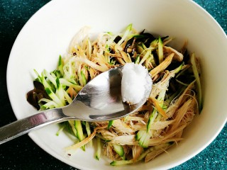 8、麻辣鸡丝,半勺白糖。