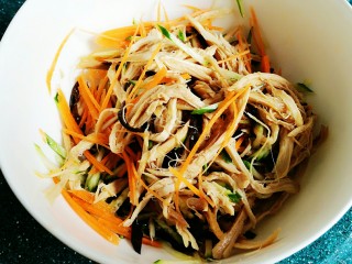 10、麻辣鸡丝,用筷子拌一下。刚才忘放胡萝卜丝了????