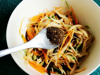 11、麻辣鸡丝,再加入一小勺花椒粉。