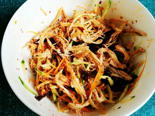 13、麻辣鸡丝,拌匀。