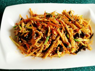 14、麻辣鸡丝,放入盘中，最后撒上一些白芝麻。