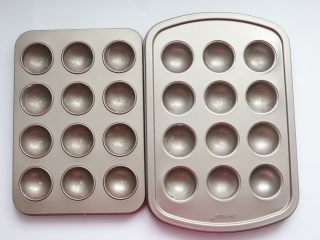 1、巧克力棒棒糖蛋糕,黄油先溶化好放在热水里继续保温，低筋面粉先过筛一遍，学厨棒棒糖模具先用黄油涂摸，作防粘准备