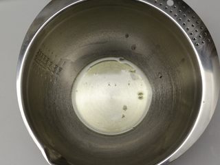 2、巧克力棒棒糖蛋糕,鸡蛋先分离好，蛋清要放在一个无油无水的打蛋盆里