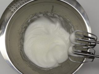 4、巧克力棒棒糖蛋糕,待蛋清打到稍微细腻软尖时再加入余下的细砂糖的2分之1