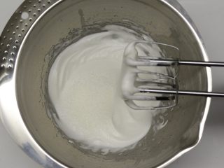 5、巧克力棒棒糖蛋糕,再继续打到立起打蛋形成小尖勾，再加入最后的细砂糖
