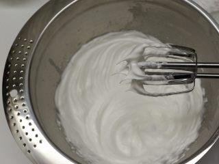 6、巧克力棒棒糖蛋糕,继续打到提起打蛋头形成硬性尖勾