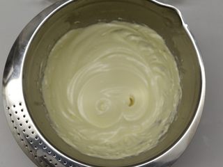 7、巧克力棒棒糖蛋糕,蛋白打发好后，再加入蛋黄，用电动打蛋器低速打发一会就好，混合均匀即可