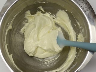 9、巧克力棒棒糖蛋糕,将蛋糕糊混合均匀好，混合到看不见干粉即可