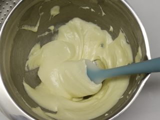 11、巧克力棒棒糖蛋糕,再用刮刀以翻拌的方式进行混合均匀即可