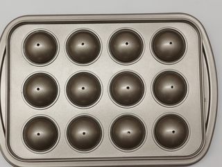 14、巧克力棒棒糖蛋糕,这样盖上另一边模具时，做出来的成品也很更饱满点