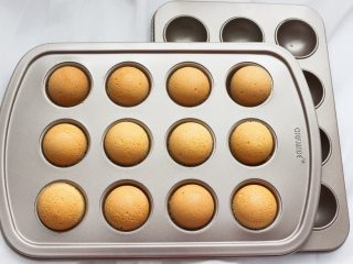 16、巧克力棒棒糖蛋糕,烤好的蛋糕出炉后，马上脱模后晾凉待用，这款模具很好脱模一点都没粘