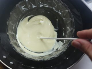 17、巧克力棒棒糖蛋糕,白巧克力隔水溶化，棒棒糖纸棒沾一点巧克力