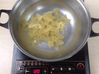 1、海鲜蔬菜酱焗意面,水烧开后放入意面煮20-25分钟