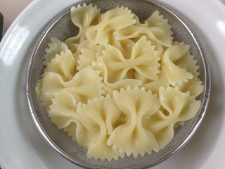 2、海鲜蔬菜酱焗意面,蝴蝶意面煮熟后捞出沥干水分